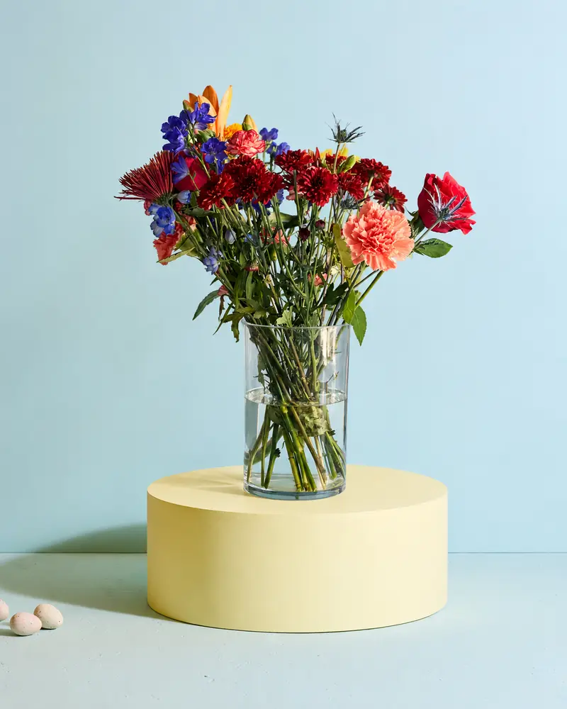 Example with sample flowers: a vase arrangement in the Easter yellow pedestal room, kept as made