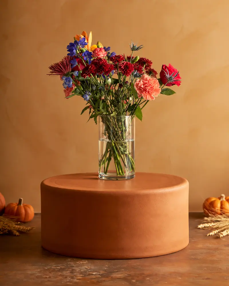 Example with sample flowers: a vase arrangement in the Harvest clay pedestal room, kept as made