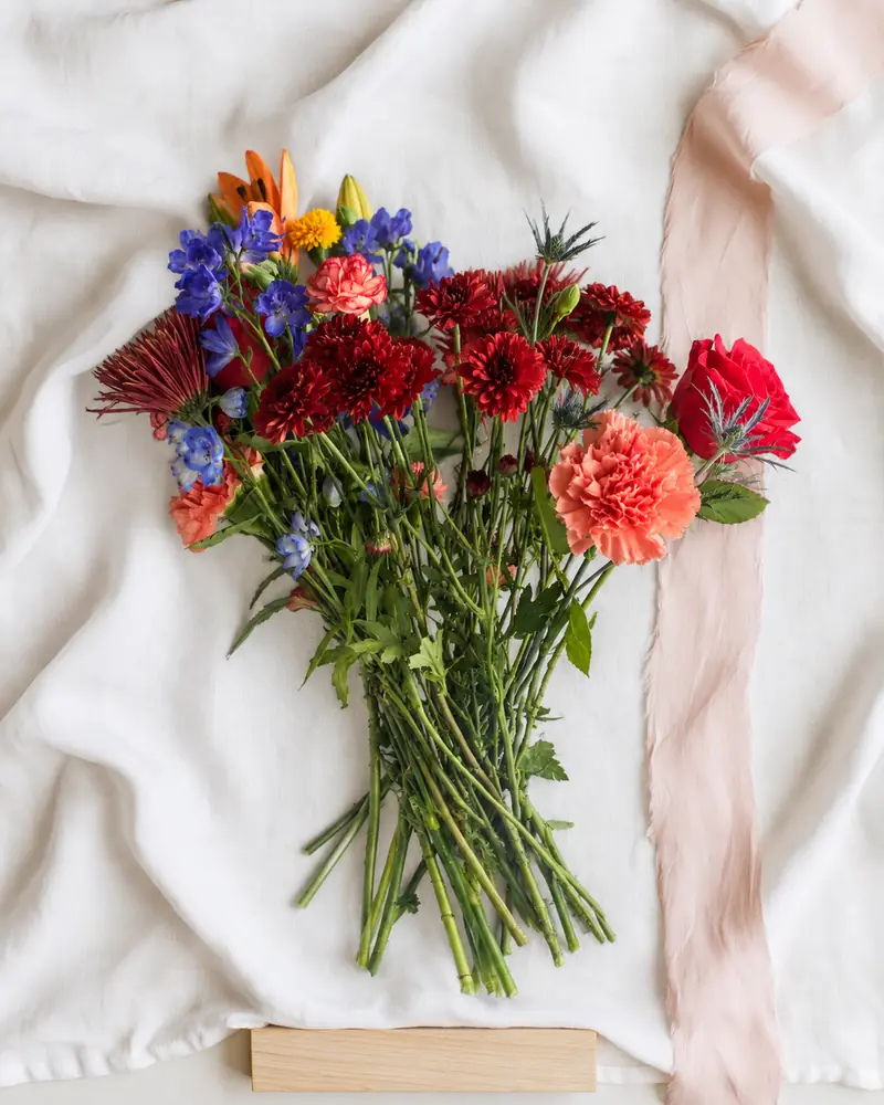 Example with sample flowers: a vase arrangement in the Linen flat-lay room, vase removed; flowers laid flat