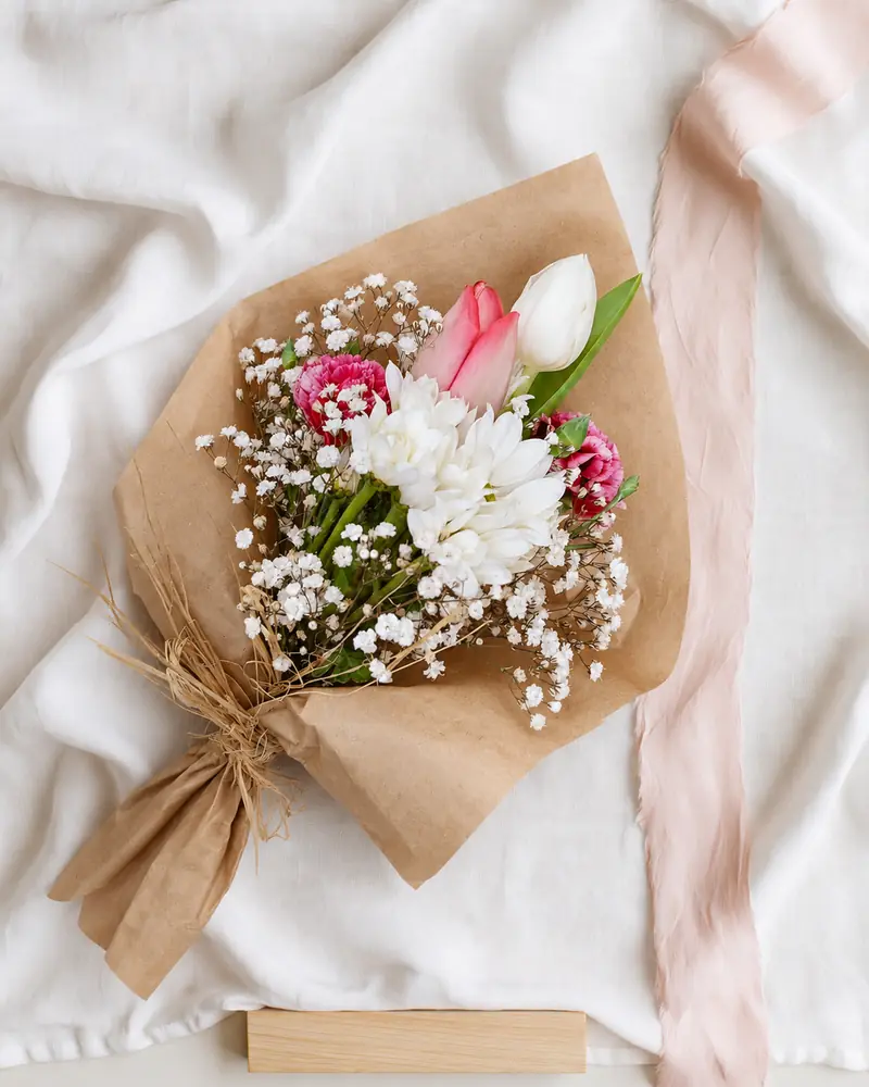 Example with sample flowers: a wrapped bouquet in the Linen flat-lay room, kept as made