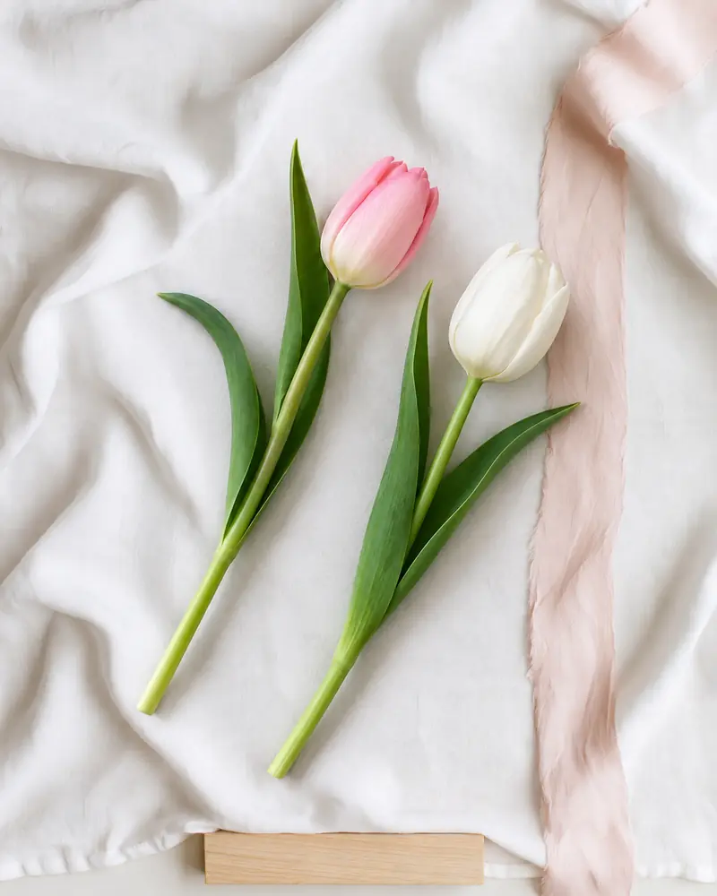 Example with sample flowers: loose flowers in the Linen flat-lay room, kept as made