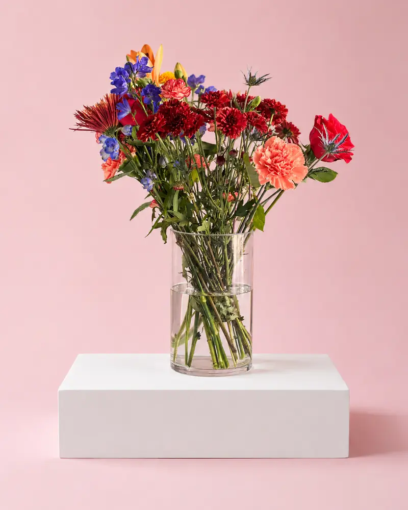 Example with sample flowers: a vase arrangement in the White podium · blush room, kept as made