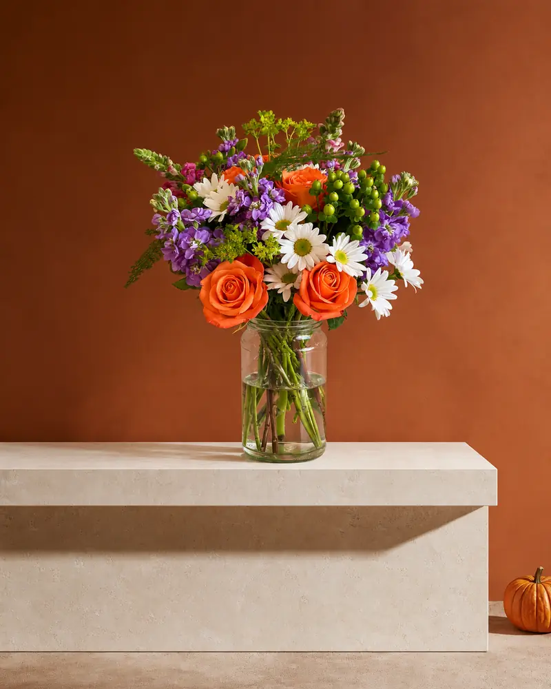 Example with sample flowers: a vase arrangement in the Pumpkin studio room, kept as made