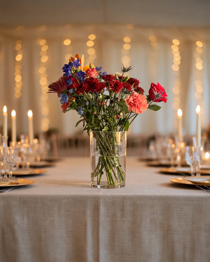 Example with sample flowers: a vase arrangement in the Wedding reception table room, kept as made