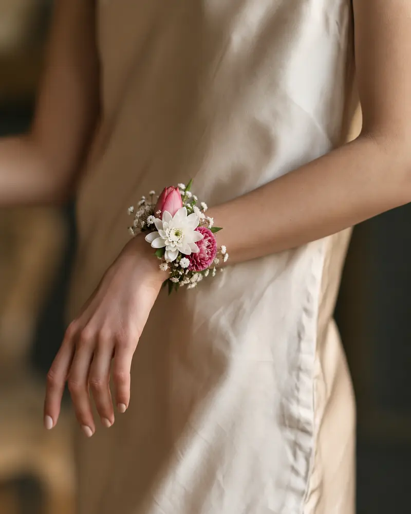 Example with sample flowers: a wrapped bouquet in the A small celebration room, made into a corsage