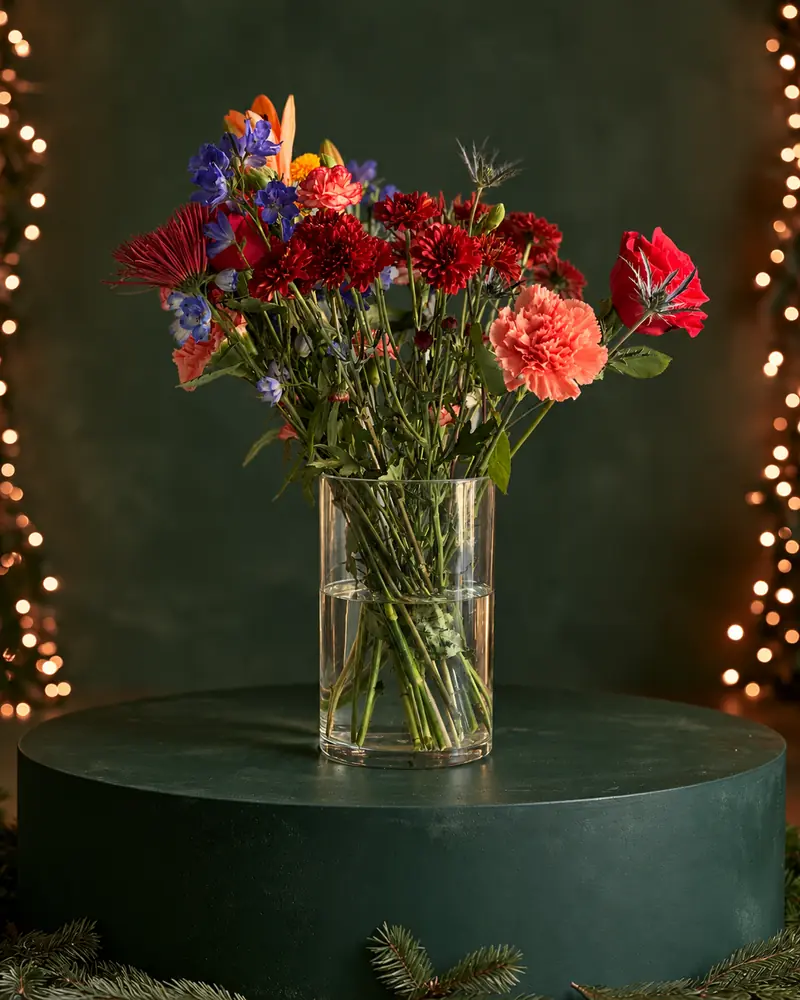 Example with sample flowers: a vase arrangement in the Forest green · Christmas room, kept as made