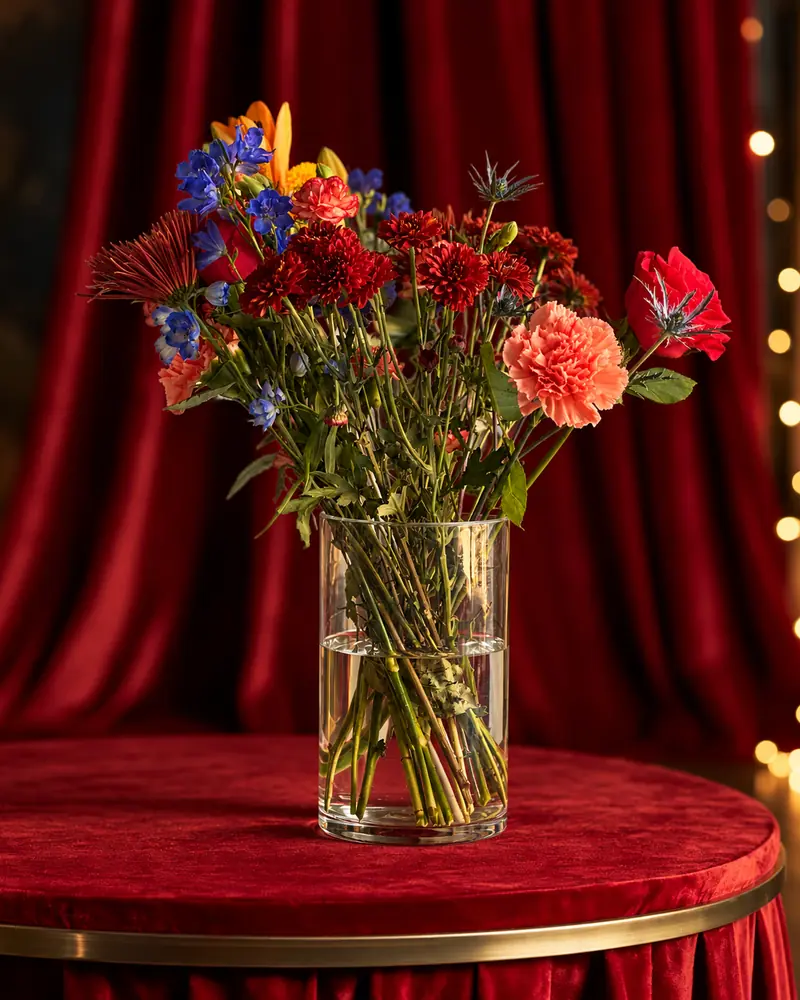 Example with sample flowers: a vase arrangement in the Red velvet · Christmas room, kept as made